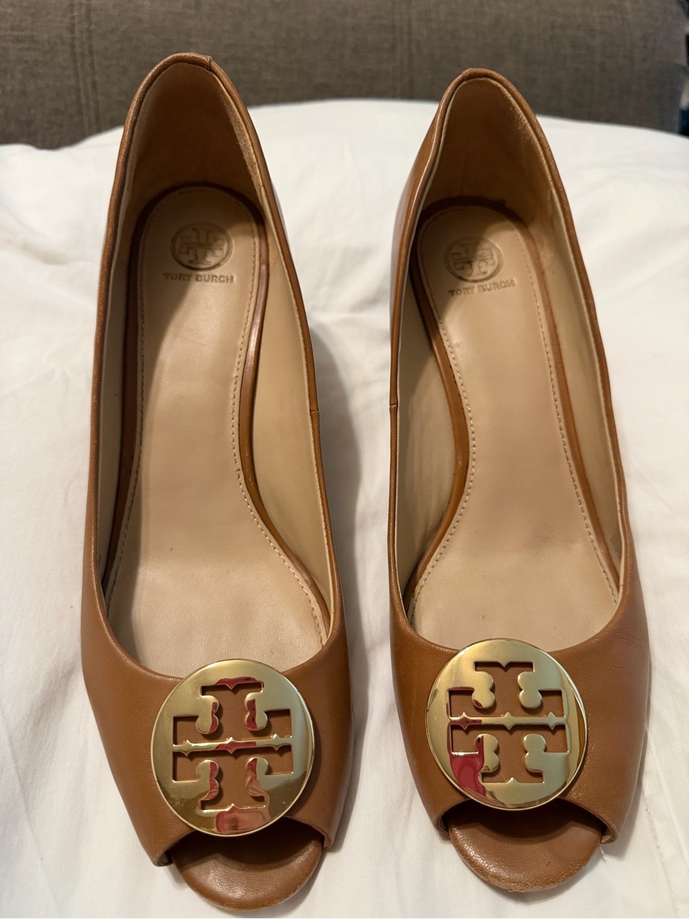 Tory Burch Tan Leather Peep Toe Wedge Pumps Gold Logo 12